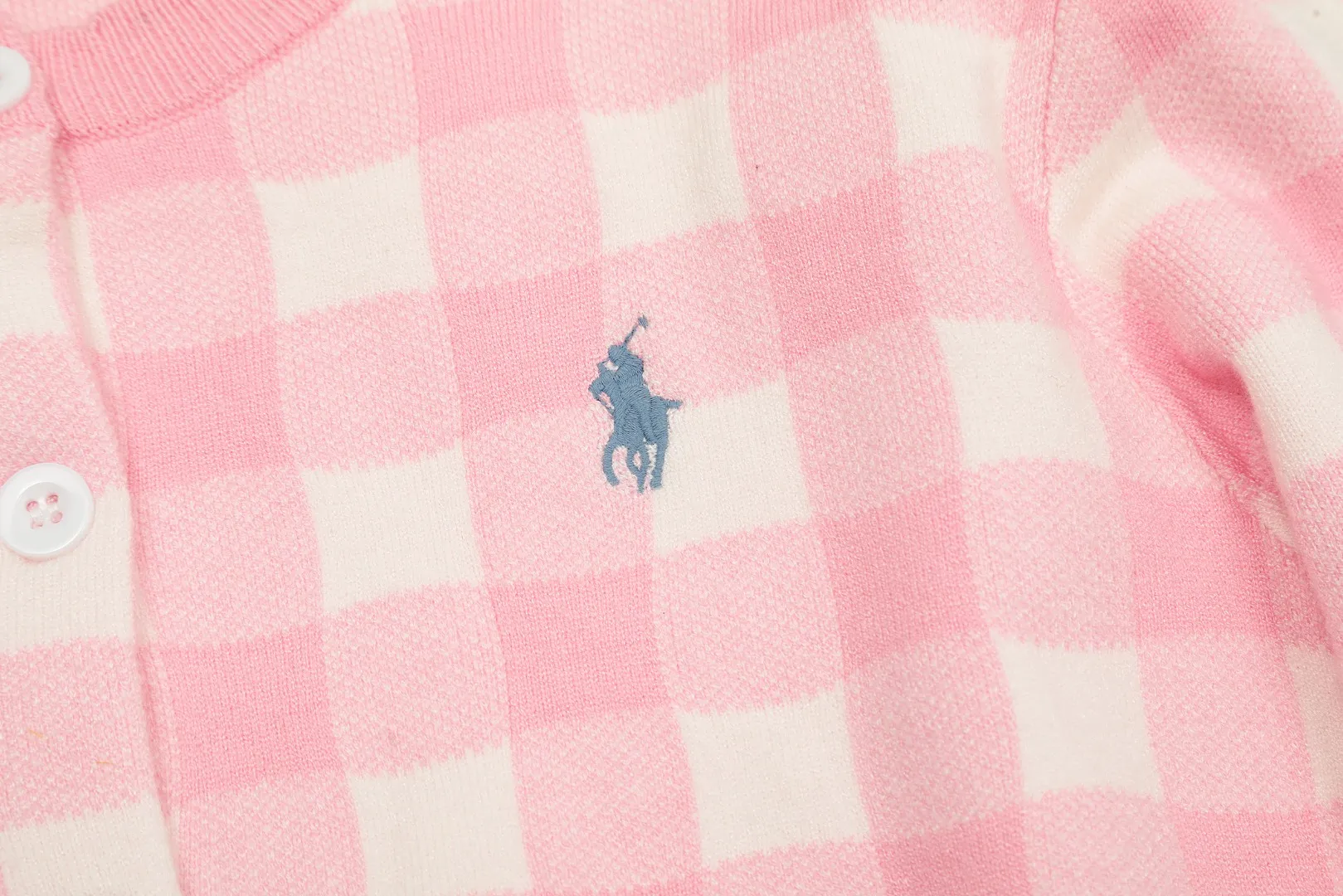 P190 Top quality" Style number: DS015# [Ralph Lauren plaid jacquard basic pony embroidered logo knitted cardigan long sleeves] ✅Ralph Lauren Ralph Lauren classic basic versatile plain plaid jacquard knitted cardigan long-sleeved small jacket ✅Main supplier of platform live broadcast wholesale entities ✅ZP quality 1:1 pattern making Scan the code to enter the GF website Counter quality ✅Detailed quality The only one in Guangzhou Imported quality cotton yarn Mainly high-end Needless to say, cost-effective and good quality. ✅Restore the original version. Loose, comfortable and stress-free. Simple is high-end. Classic is timeless. ✅The upper body is simple and easy to match. A must-have for goddess ootd. Good-looking clothes are never picky. A must-have in the goddess’ wardrobe. Size: S-L. Color: Navy blue. Light blue. Pink. Gray. Yellow. Red.